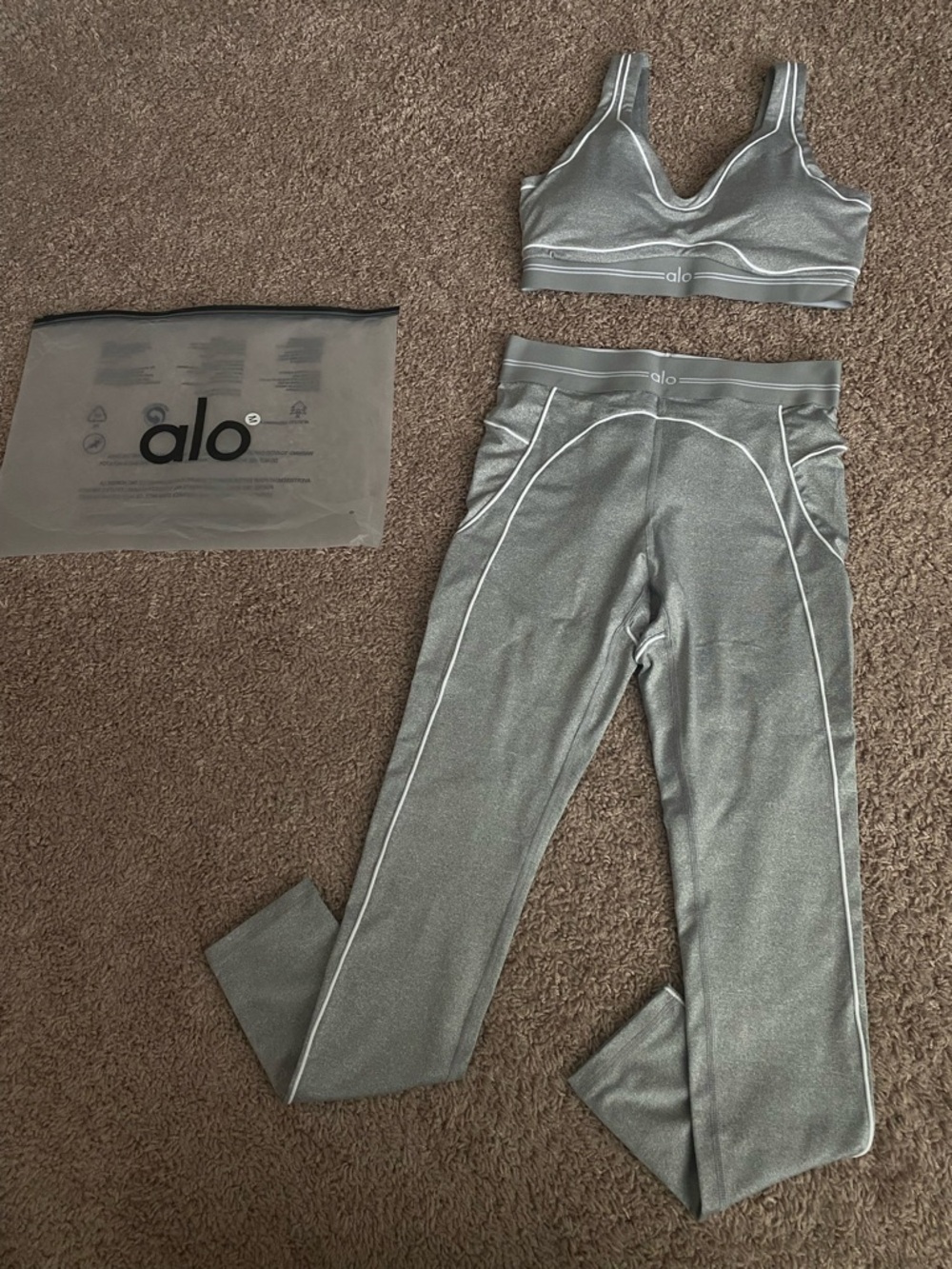 ALO Yoga Gray Sports Bra - Light Heather Gray with White Piping